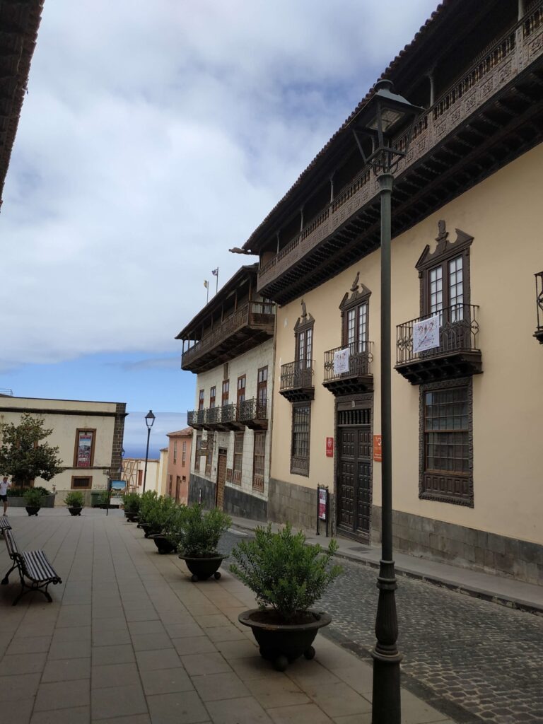 Casa de los Balcones y Museo de las Alfombras