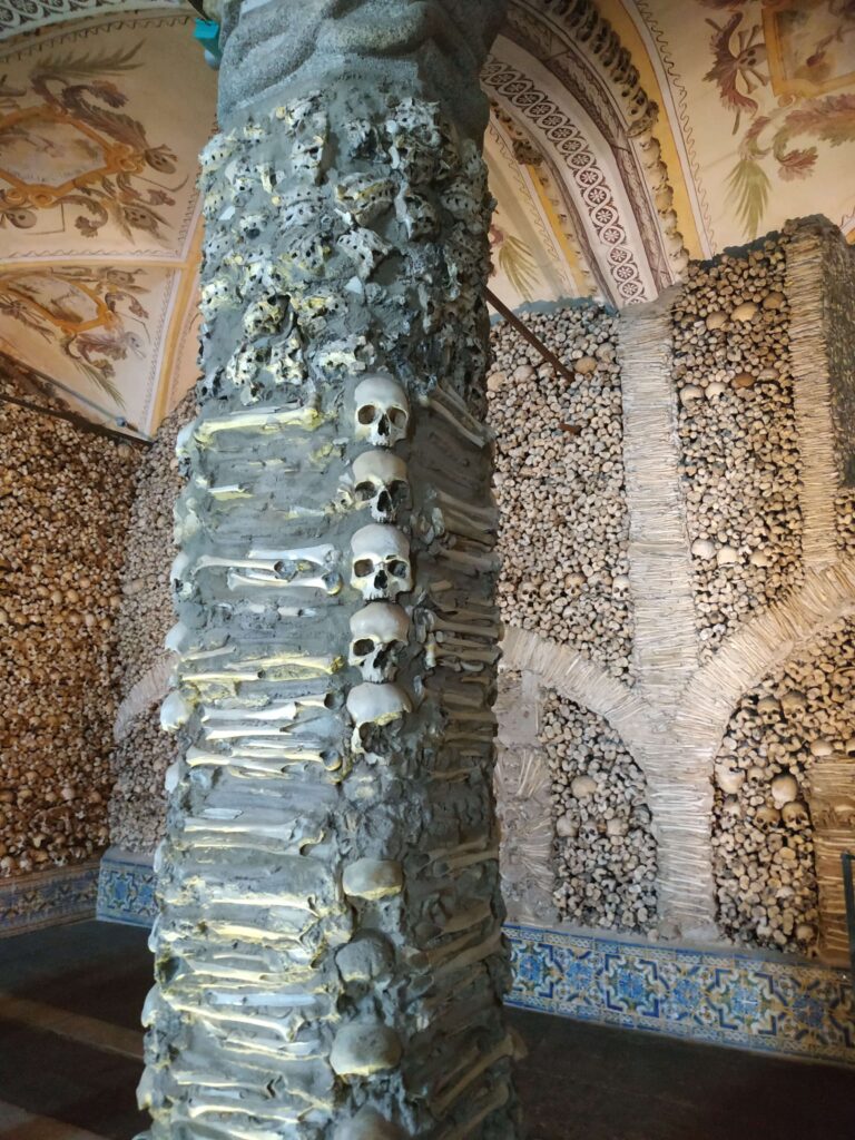 Columna cráneos y huesos capilla