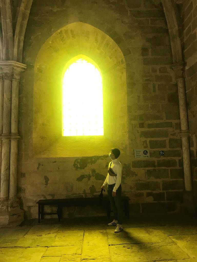 Luz amarilla claustro Évora
