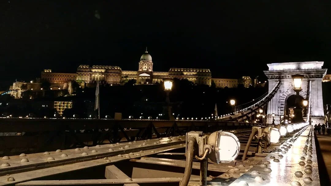 Una fotografía nocturna de un puente iluminado por luces rojas