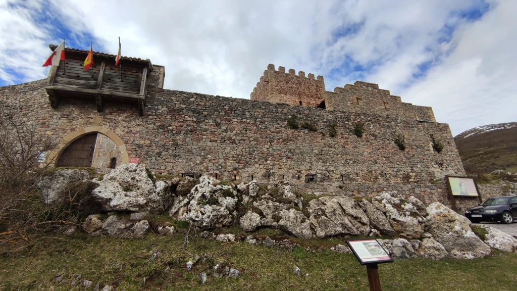 Castillo de San Vicente de Argüeso, Cantabria