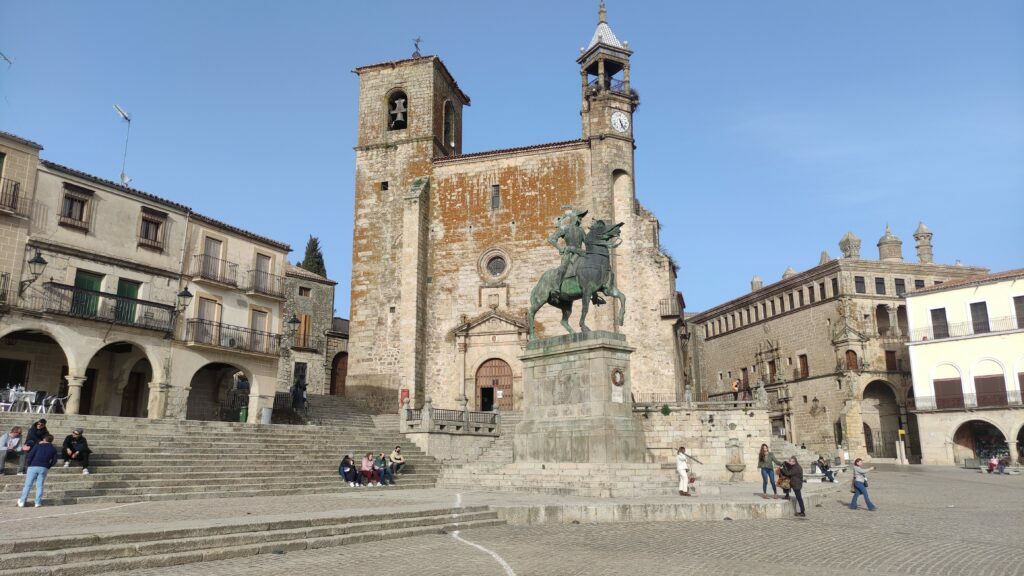Iglesia y estatua de Pizarro