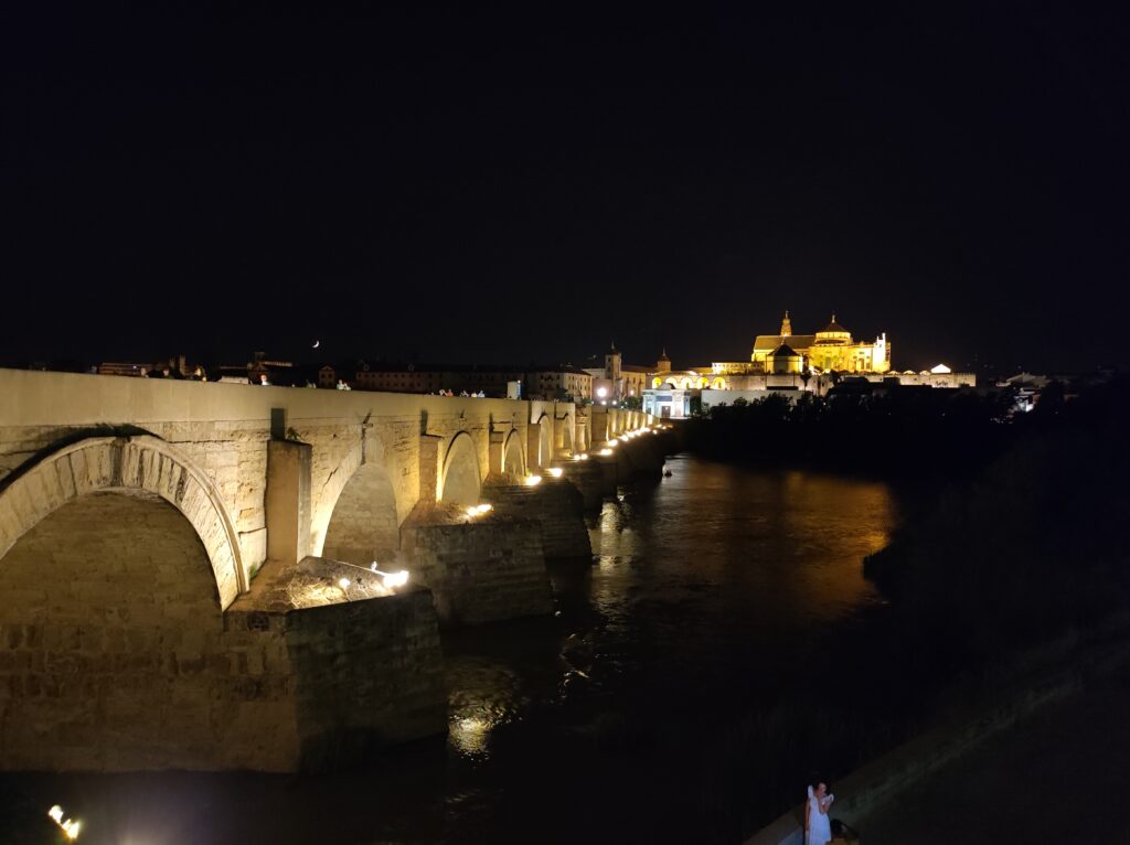 Córdoba iluminada de noche