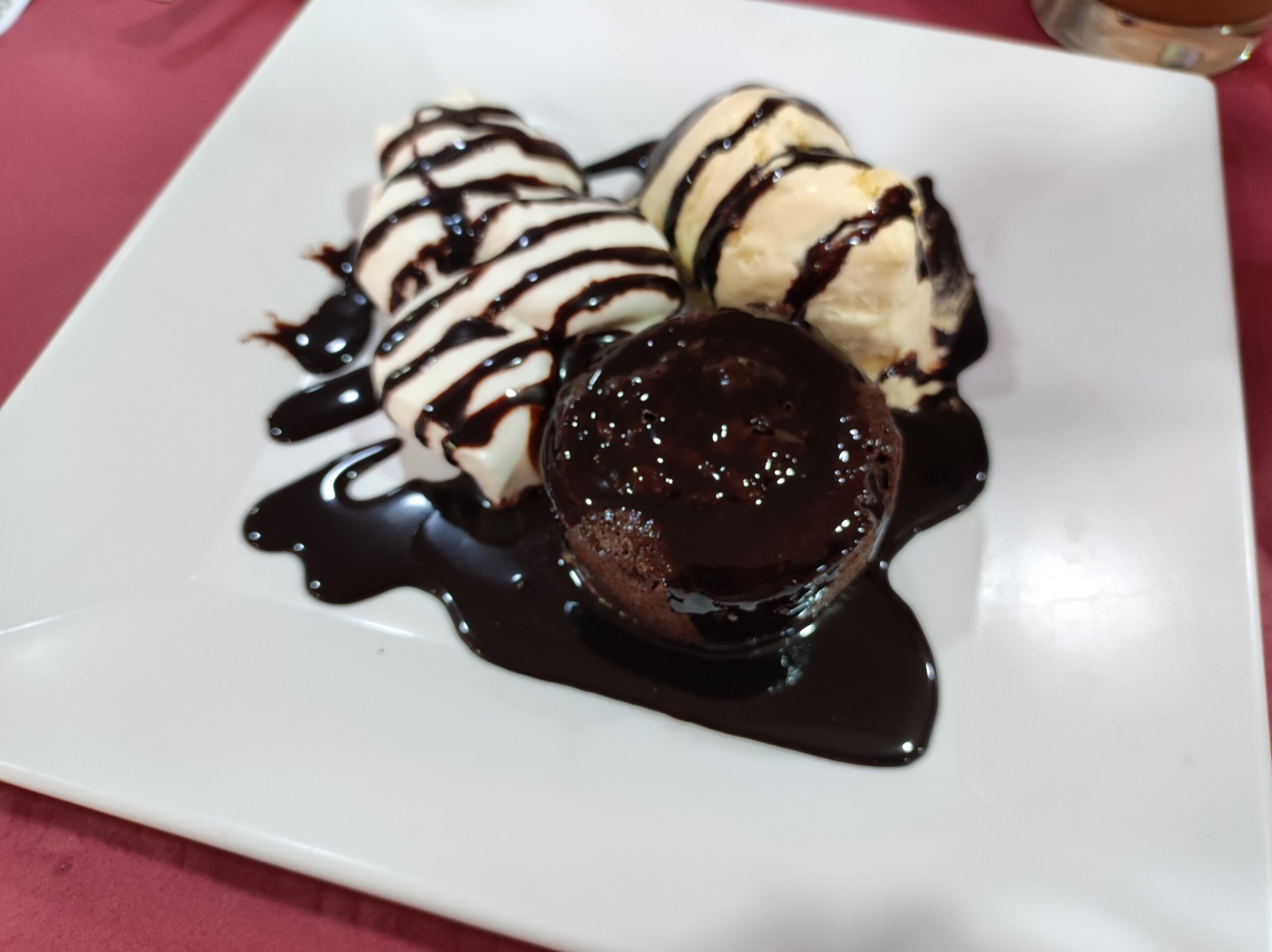 Coulant de chocolate con helado de vainilla y nata, Asador El Campero, Almodóvar del Río