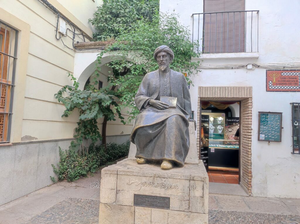 Estatua de Maimónides