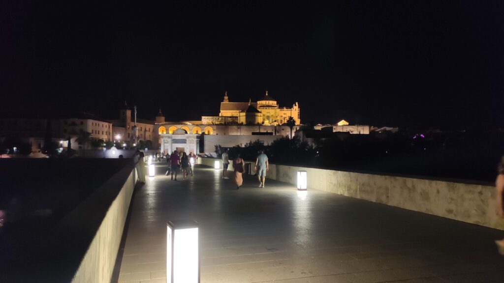Córdoba iluminada de noche