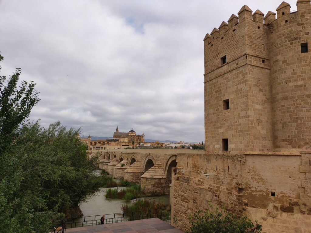 Torre Calahorra y la Mezquita de Córdoba de fondo
