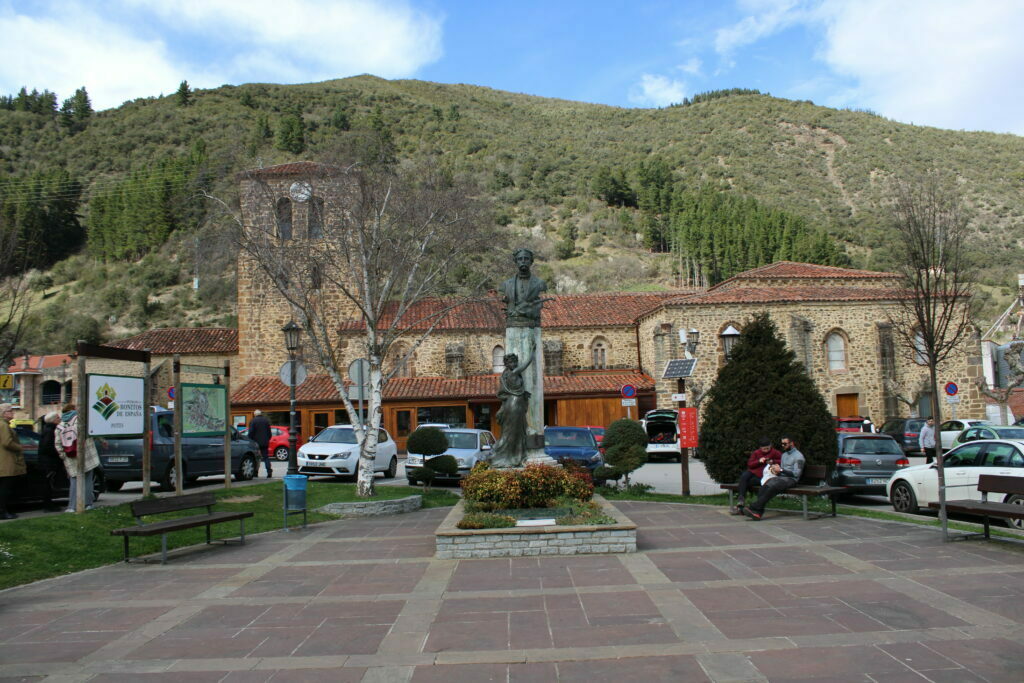 Plaza Jesús de Monasterio, Potes