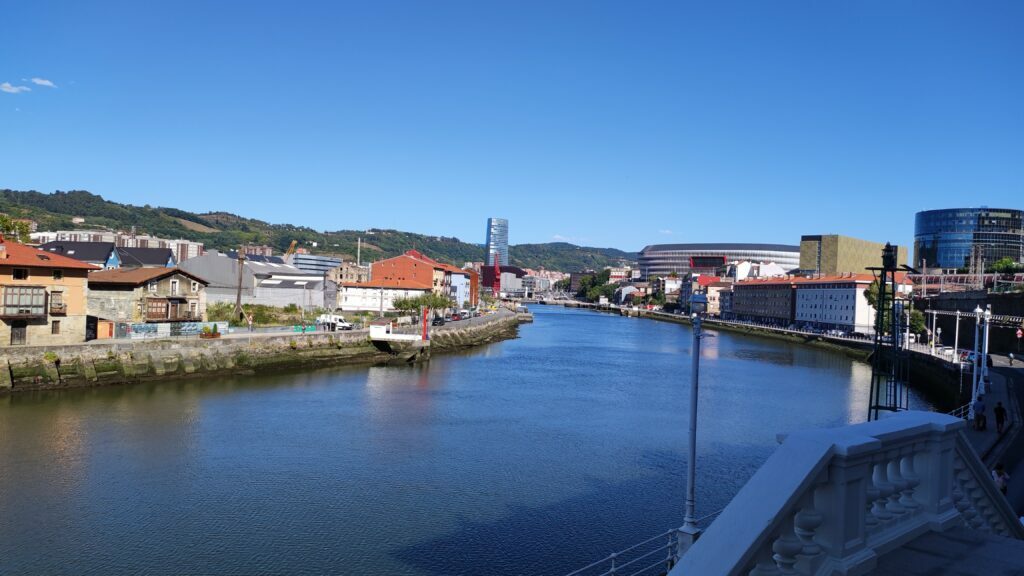 Vista de la Ría de Bilbao desde el barrio de Olabeaga