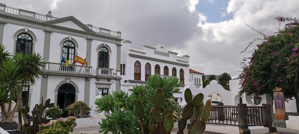Ayuntamiento de Haría en la Plaza de la Constitución