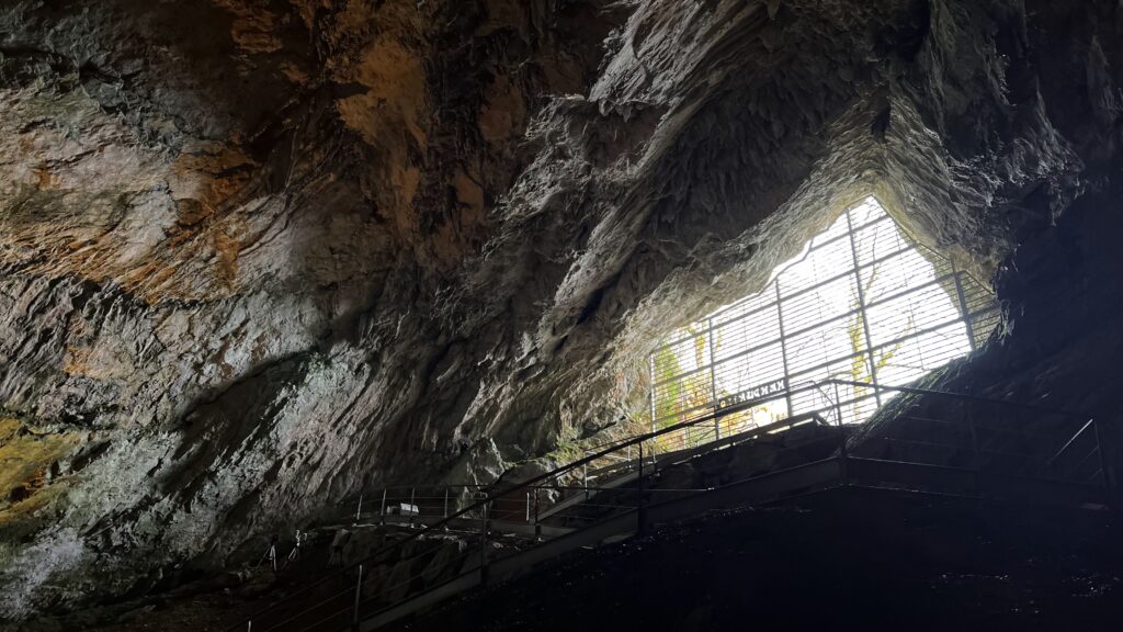 Refugio de Pastores. Entrada a la Cueva de Mendukilo
