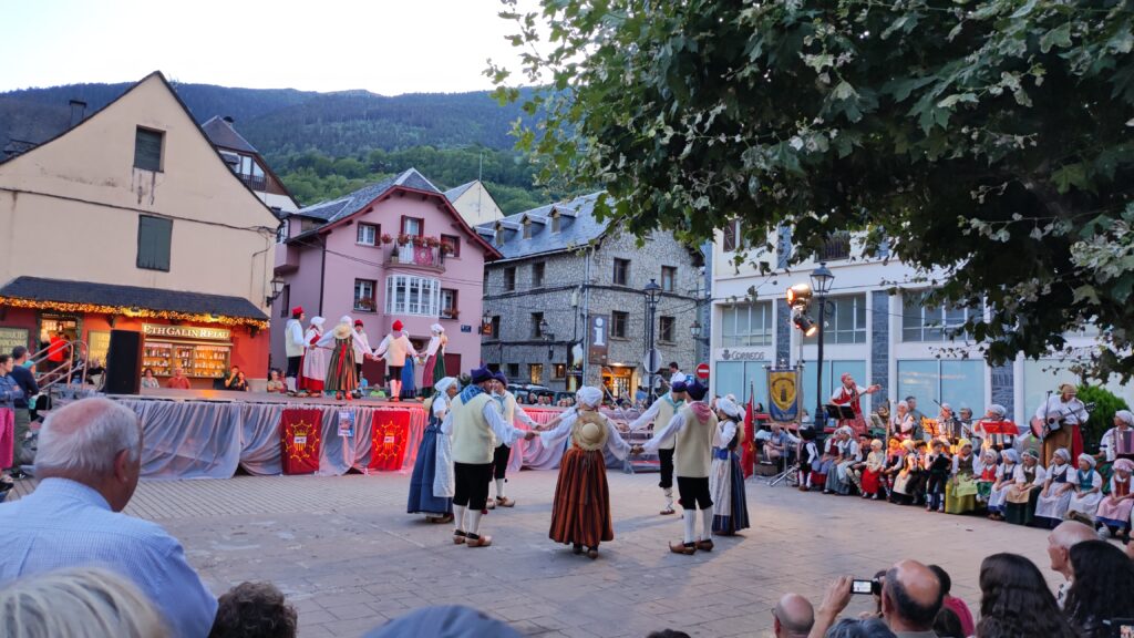 Danzas tradicionales en Vielha. PlanDviajero