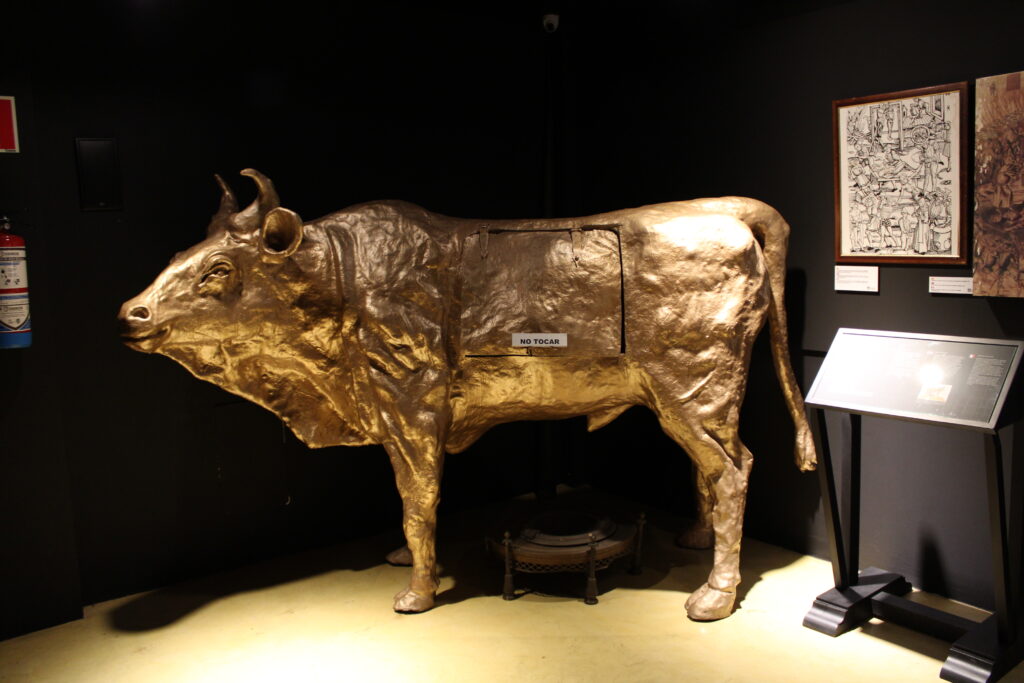 Toro de Falaris, museo de la tortura de Santillana