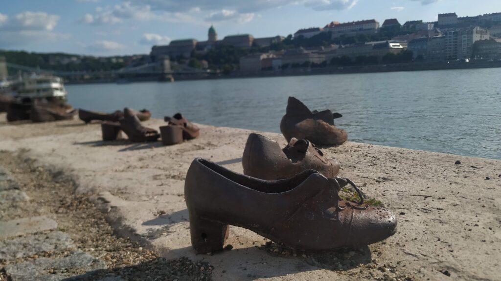 Zapatos en el Danubio