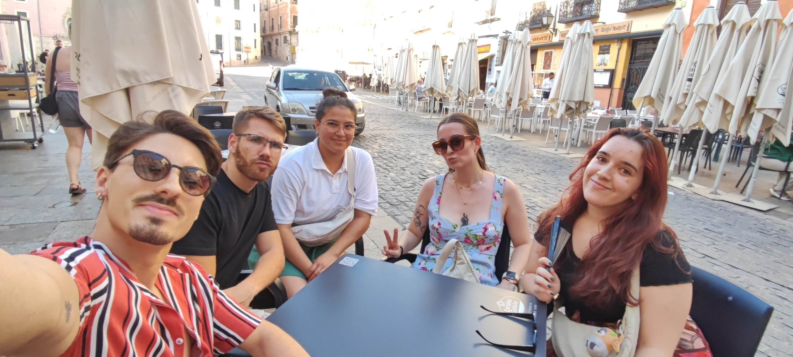 Cerveza con amigos en la Plaza Mayor de Cuenca