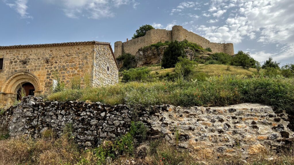 Ermita de la Soledad y murallas de Calatañazor