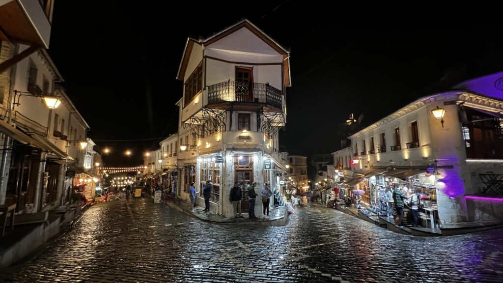 Bazar de Gjirokaster de noche