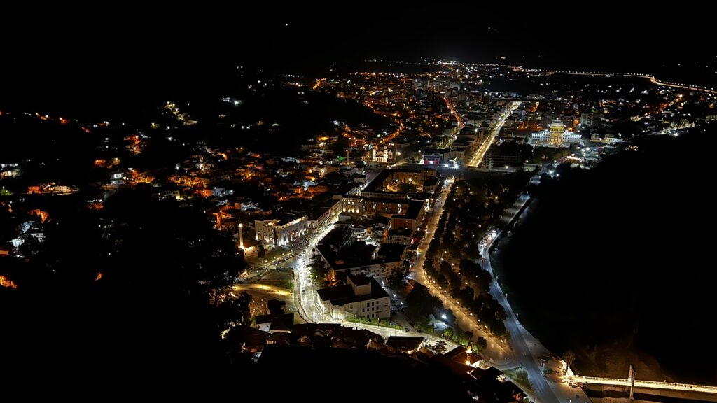 Vistas a Berat de noche