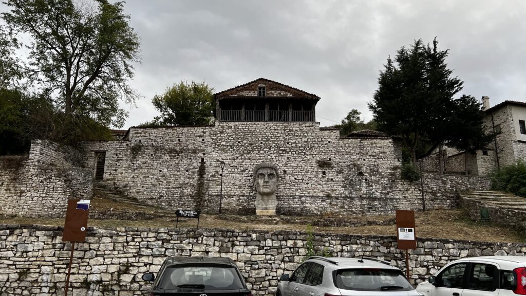 Cabeza de Constantino, Berat