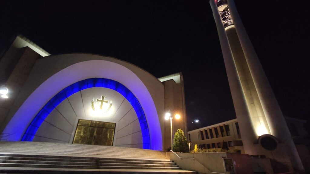Catedral Ortodoxa de la Resurrección de Cristo de noche, Tirana