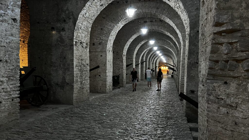 Interior del Castillo de Gjirokaster