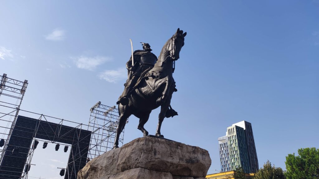 Monumento a Skanderbeg en Tirana, Héroe Nacional de Albania