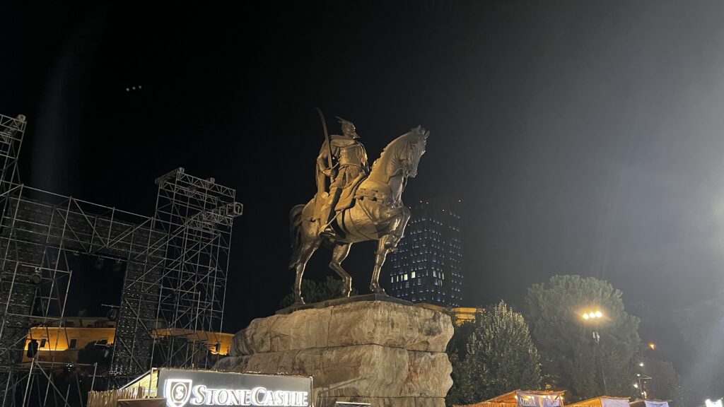 Monumento a Skanderbeg en Tirana de noche, Héroe Nacional de Albania