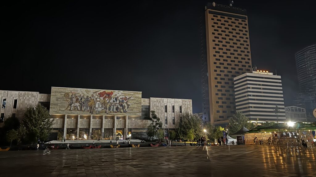 Plaza Skanderbeg de noche y el Museo de Historia Nacional de Tirana