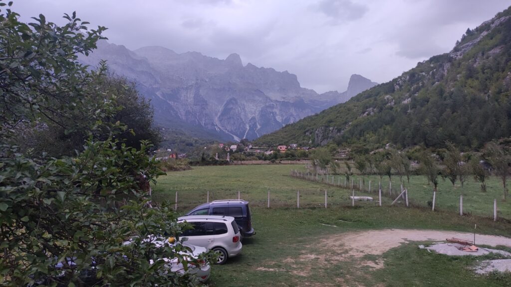 Vistas desde nuestra habitación. Lluvia en Theth, Alpes Albaneses