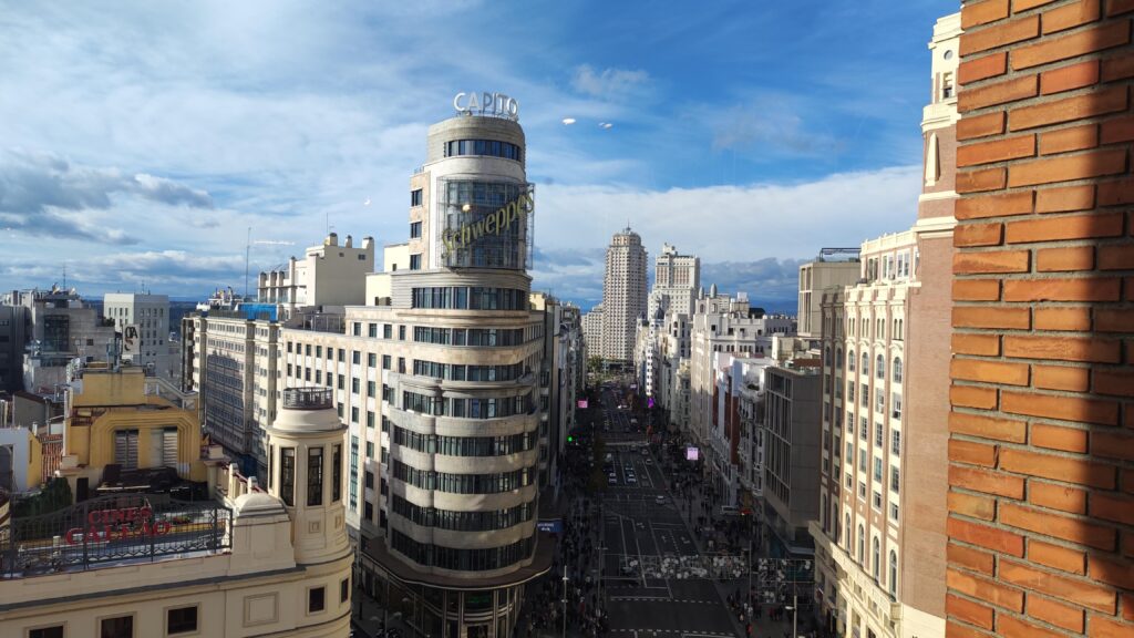 Gran Vía de Madrid hacia Plaza España. Edificio Capitol desde el Corte Inglés