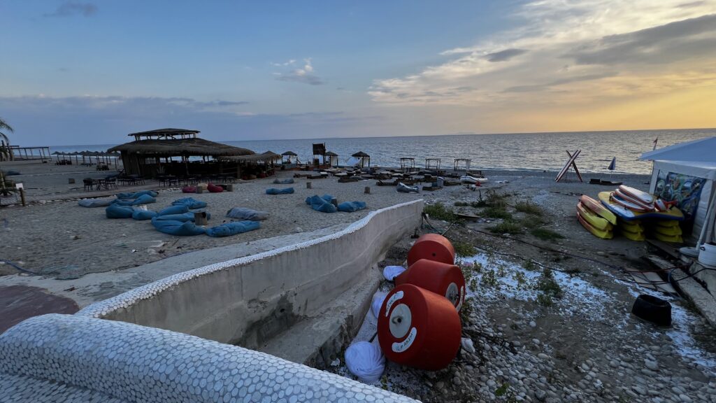 Playa de Dhermi, chiringuitos abandonados. Albania
