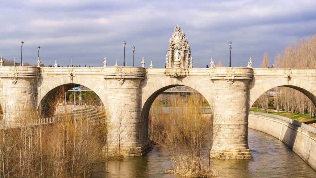 Puente de Toledo y río Manzanares