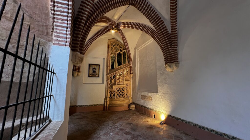 Escalera de caracol desde las galerías del claustro inferior, Monasterio de Sant Jeroni de Cotalba, Valencia