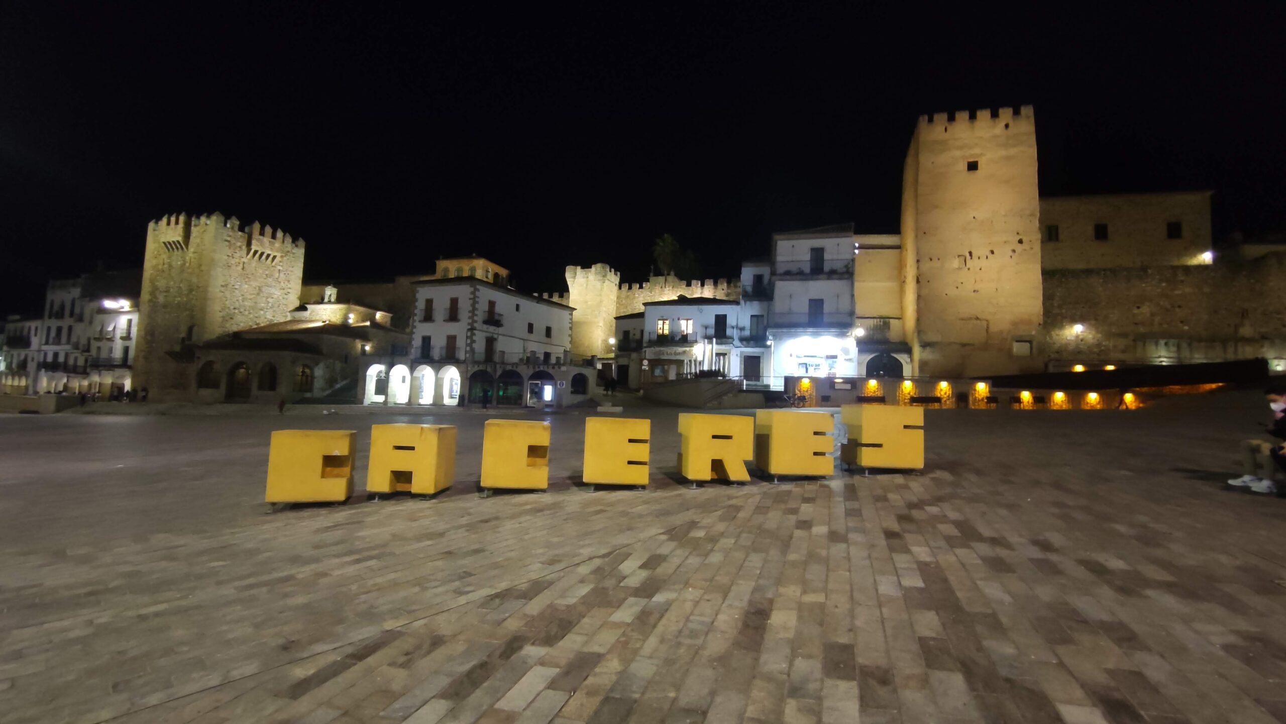 Cáceres de noche