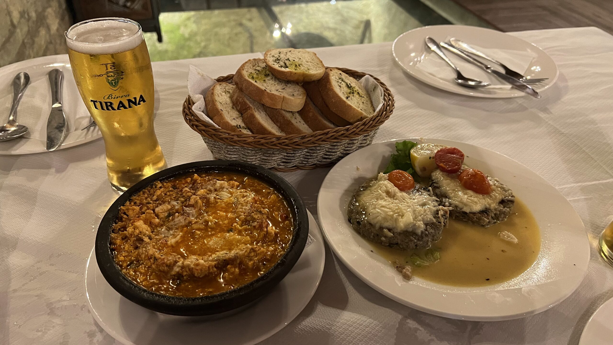 Cena en el restaurante del Berati Castle Hotel, Albania