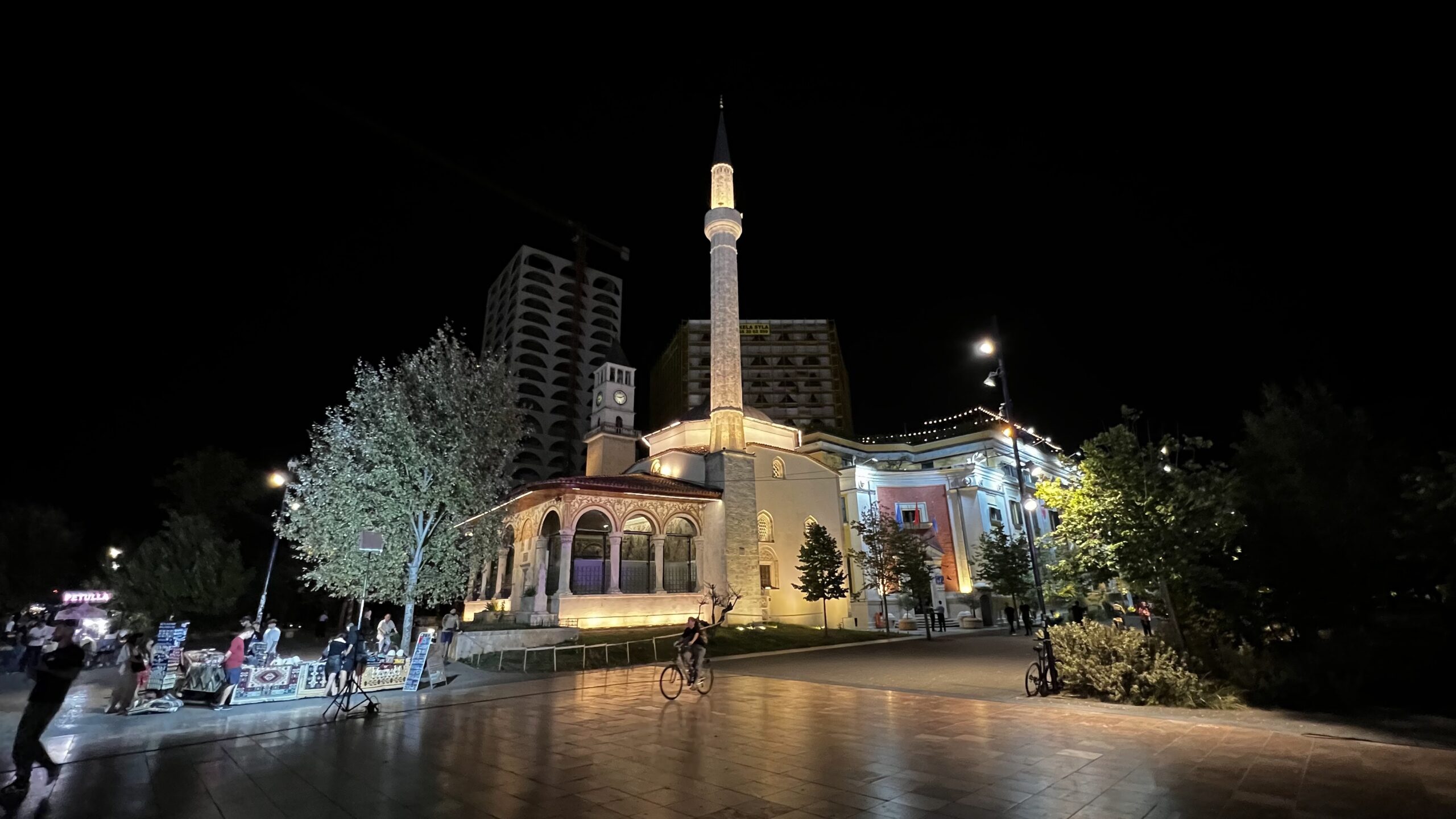 Mezquita Et'hem Bey de noche, Tirana, Albania